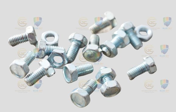 Comparison of steel vs stainless steel fasteners, highlighting corrosion resistance, strength, durability, and ideal applications for construction, industrial, oil, gas, and mechanical projects.